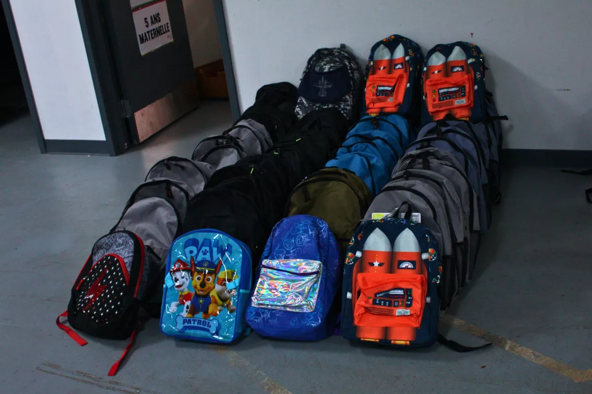 Distribution de sacs à dos pour la rentrée